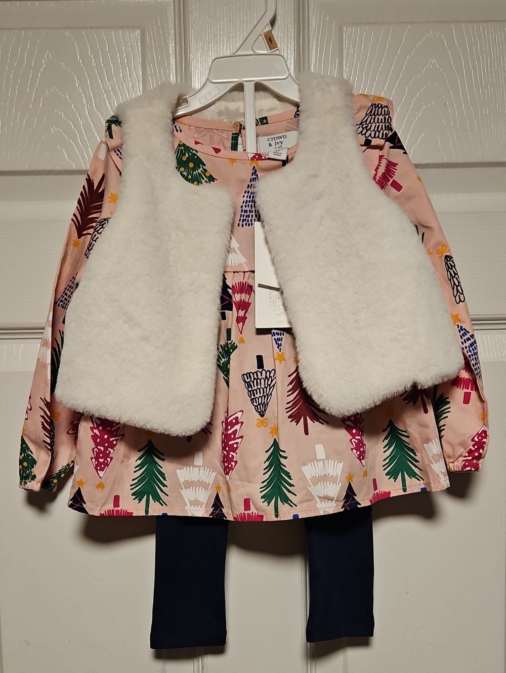 Crown & Ivy Tree-Print Top with Cream Faux-Fur Vest and Navy Leggings